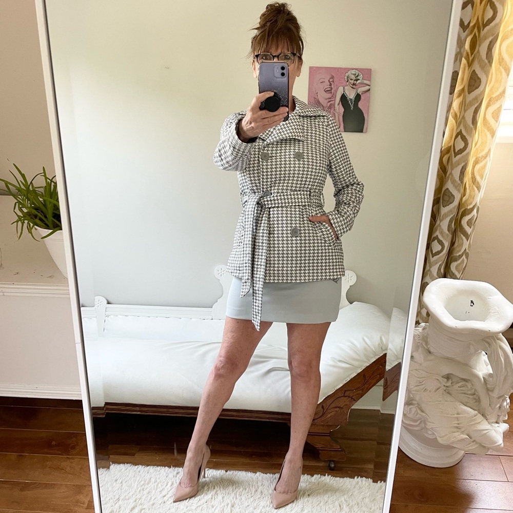 J 2 LIGHT GREY WHITE HOUNDSTOOTH JACKET BELTED POCKETS BUTTONS TRENCH COAT